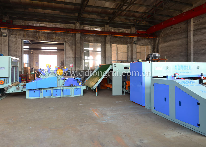 Fully automatic chemical fiber quilt production line